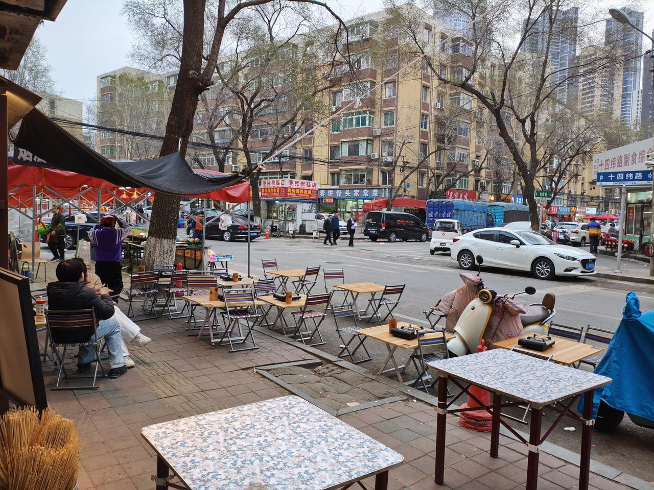 沈阳彩塔夜市迎来生机！17:30看见彩塔夜市附近已经排起了桌子板凳迎接消费者，这