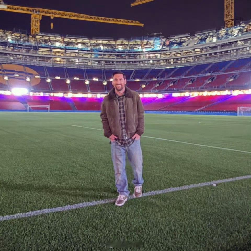 这可能成为巴萨历史上最重要的照片之一梅西重返诺坎普 巴萨不知情 ​​​