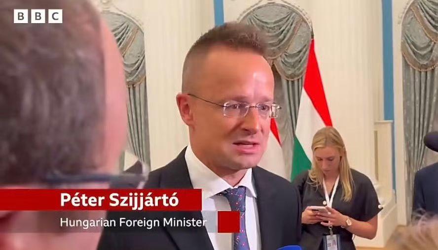 🇭🇺🚘
匈牙利上一任欧尔班政府
的前外长西雅尔托，
投比亚迪去了。