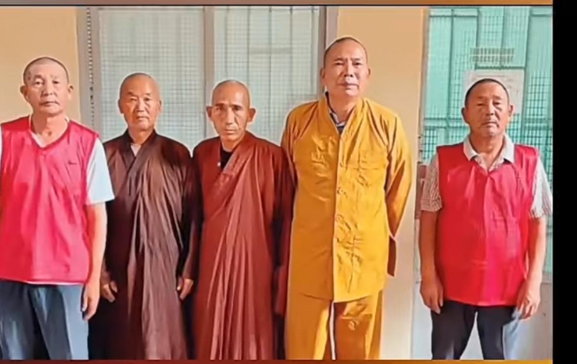 真丢人，5 名中国老年男子假冒和尚在越南胡志明市招摇撞骗，被游客识破后抓获。越南