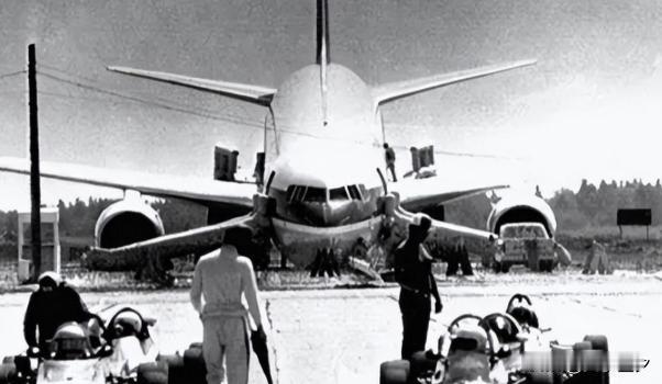 1982年，一架访华贵宾专机被劫持，劫匪不仅公然要求领导亲自谈判，还要将飞机开去