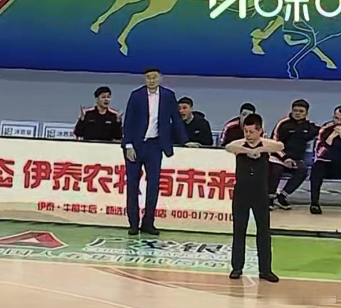 上海男篮vs广东男篮阿杜指导胳膊肘靠广告牌，看起来挺松弛啊。 