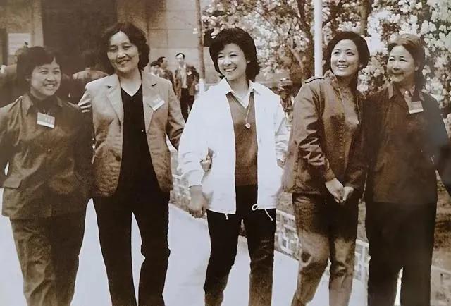 这张照片不知哪一年的？
两位四姑娘李秀明 王馥荔同框
王馥荔和丁一（菊花和秋霜）
