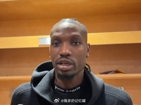 今天比赛后，布歇谈到离开多伦多后重返故地[捂嘴哭]“穿上凯尔特人的绿色球衣倒没觉