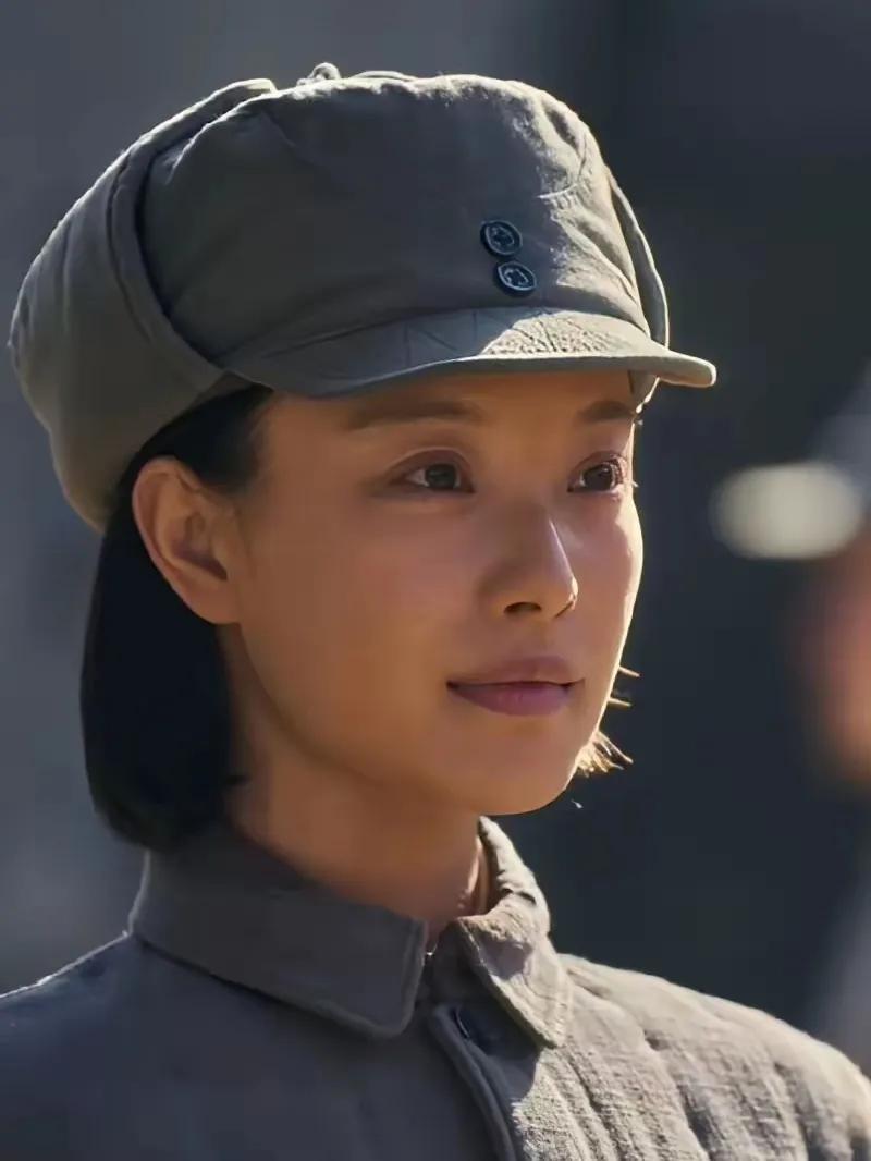 最近两个月，我认识了三个女人，艳福不浅。一个是《西北岁月》的倪妮，另一个是《好团
