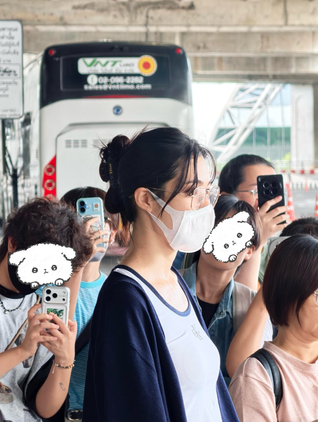 行程这么紧凑，但不妨碍邝玲玲戴着口罩也看得出绝美 ​​​