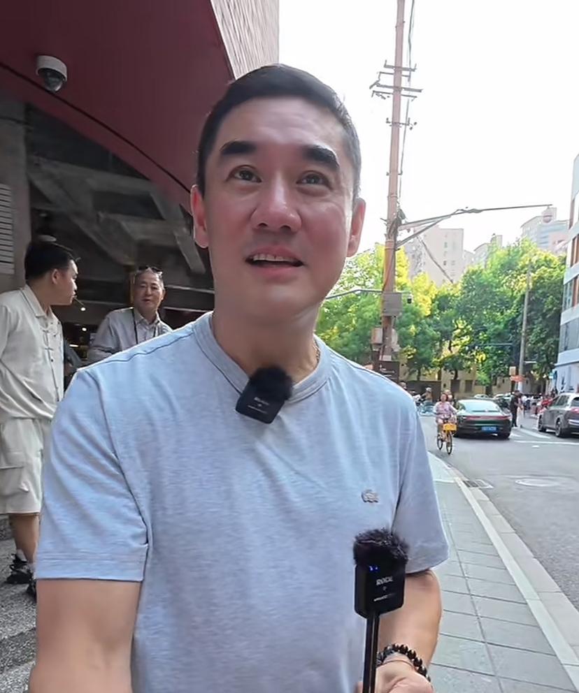 大家还记得吴大维吗？
你敢相信吗？他今年都59岁了！
他给我的印象最深的就是
他
