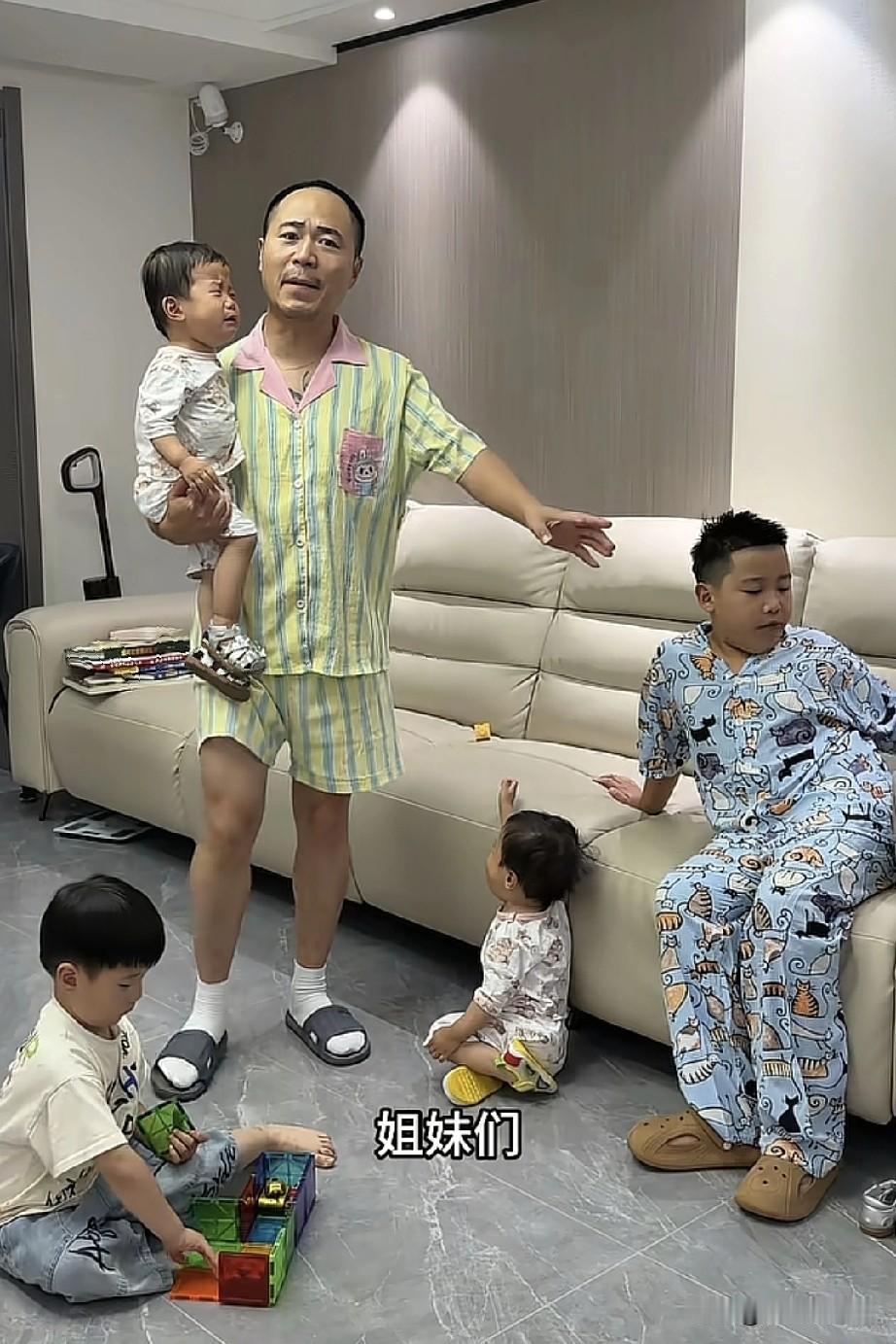 小女儿都快被儿子压的喘不上气了，
网红小韩媳妇还举着手机一个劲拍，
还说：再等会