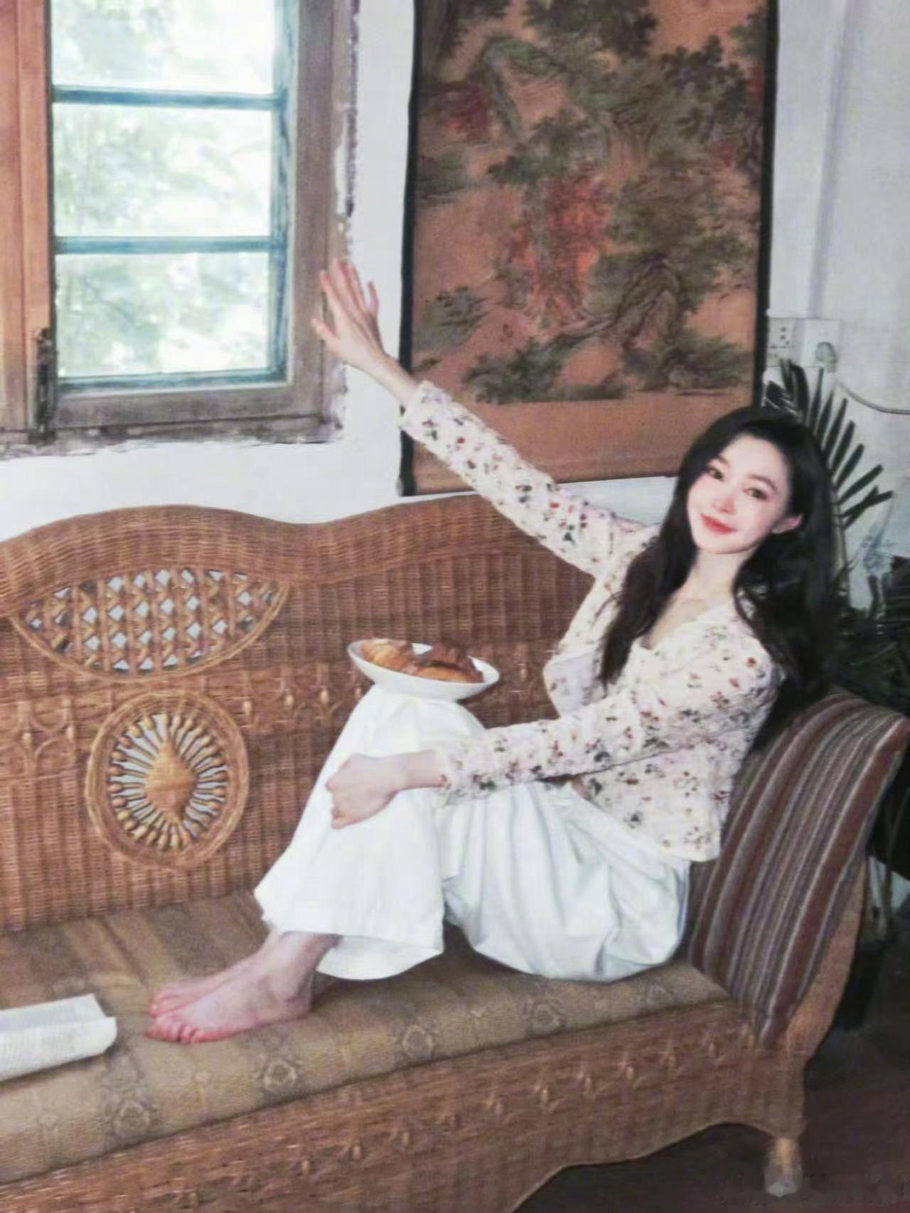 宋轶太撩人了 宋轶穿碎花短衫，坐在藤椅上，指尖碰着书页，细腰的线条若隐若现，长发