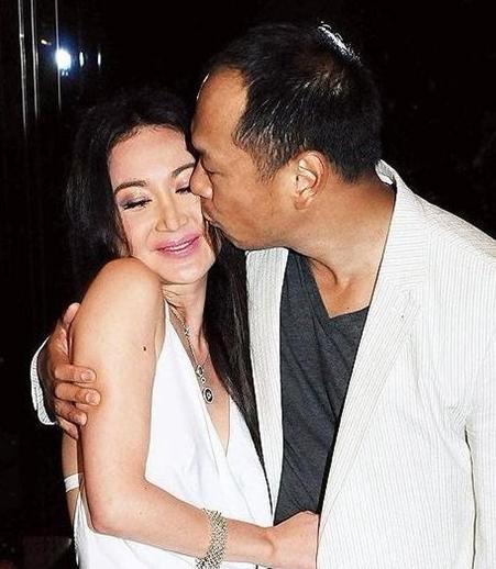 [中国赞]1997年，亿万富豪何祖光对温碧霞一见钟情了，朋友劝他：“你想清楚，她