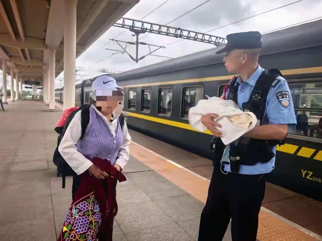 报假警是要依法受到处理的，儿子报假警说母亲是保姆偷走了孩子，警方为什么不依法处理