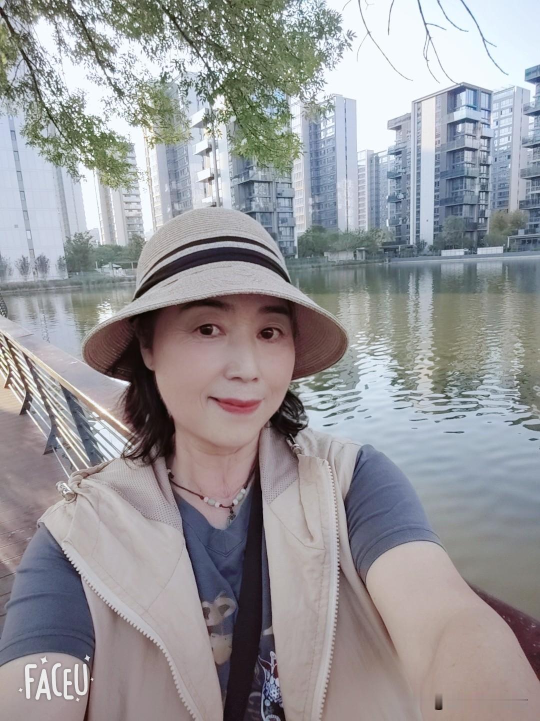 不得不感叹
现在这城市公园太多了
漫无目的一溜达
哎？又是一个公园
那就进去走走