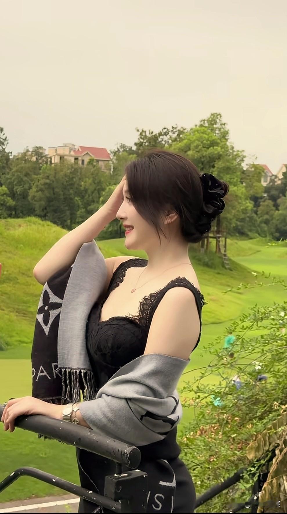 优雅黑裙搭配灰色围巾，绿意盎然中尽显时尚与自然之美。拥有绝美身材,是种怎样的体验