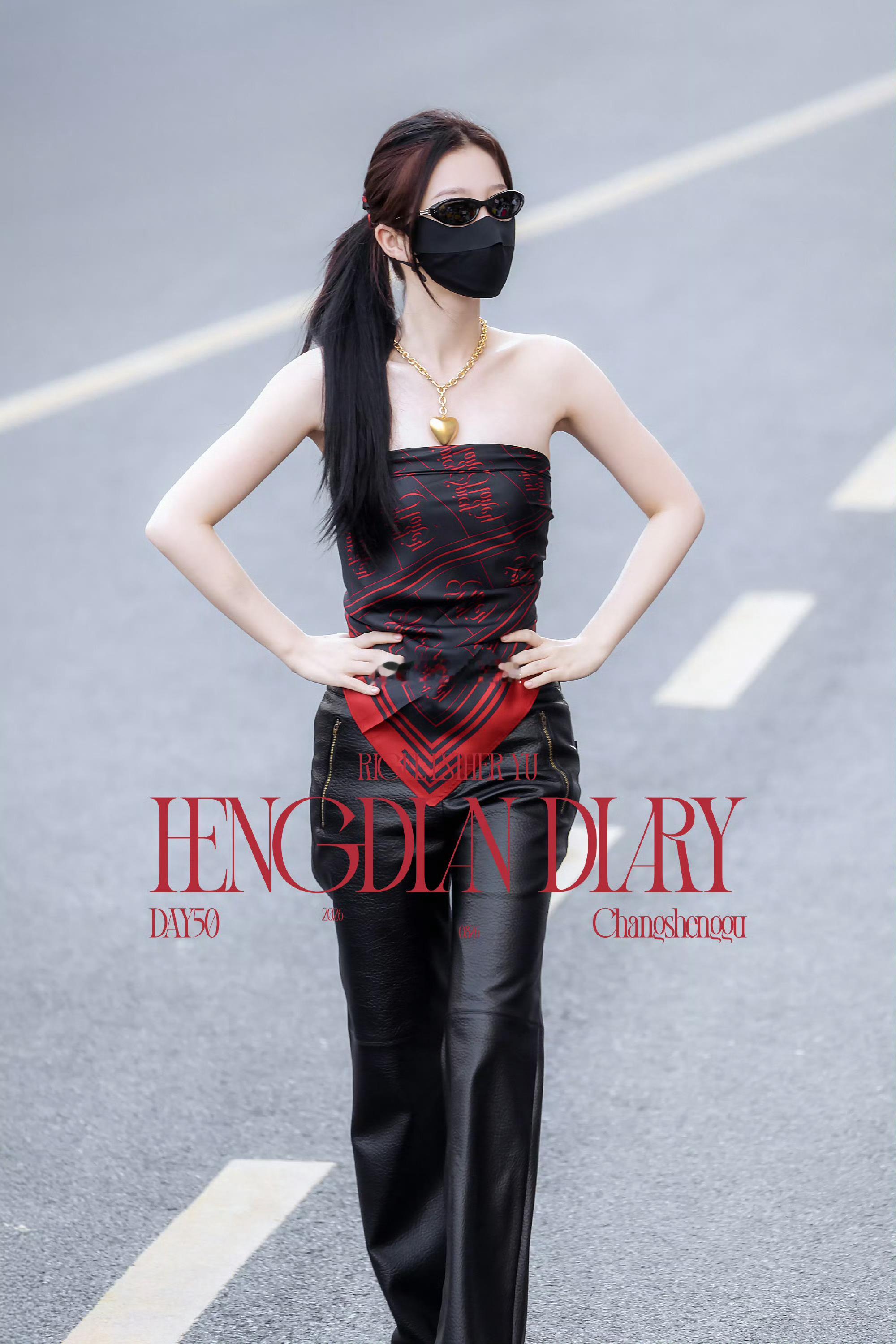 虞书欣 丝巾当抹胸穿Spicy Honey是虞书欣个人品牌，此次快闪店推出的抹胸