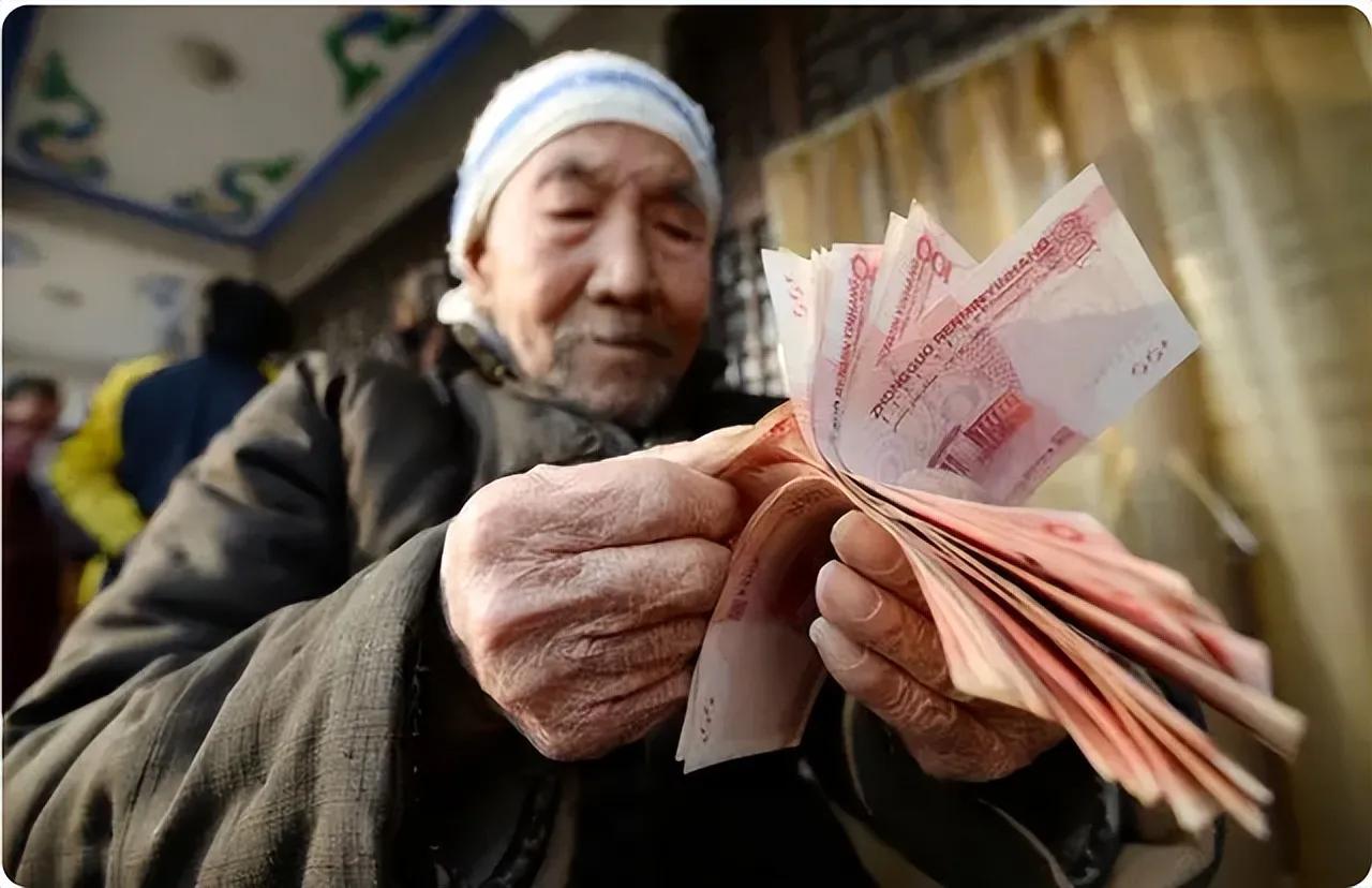 希望农村凡是超过60岁的爷爷奶奶们，能够享受到跟城市里的人一样的待遇，哪怕待遇不