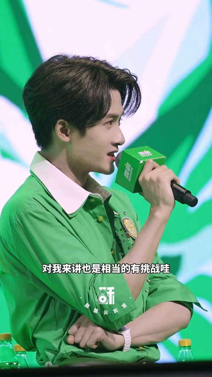檀健次今晚线下活动，谈到新的计划“第三张专辑已经在录制中了回去还要准备新的角色，