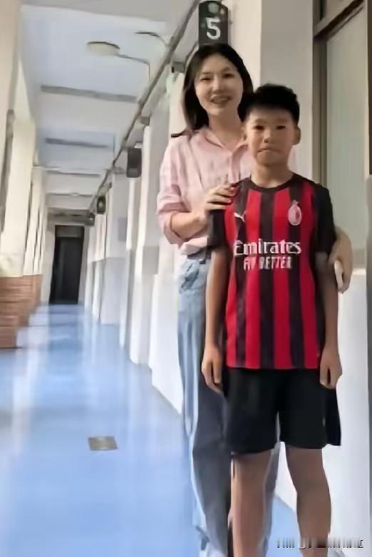 足球小将孟新艺不辱使命，回到了他的母校一南京市鼓楼区第一中心小学，受到了广大师生