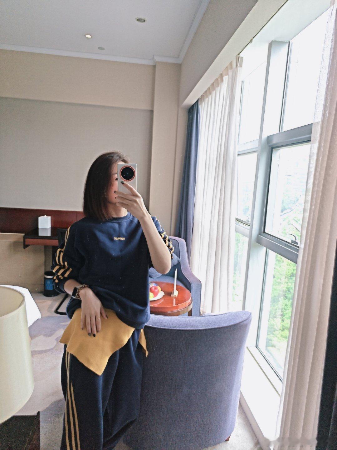 嗖的一下闪现重庆～每次到酒店看到落地镜都忍不住臭美一下，大概这就是女孩子的天性吧