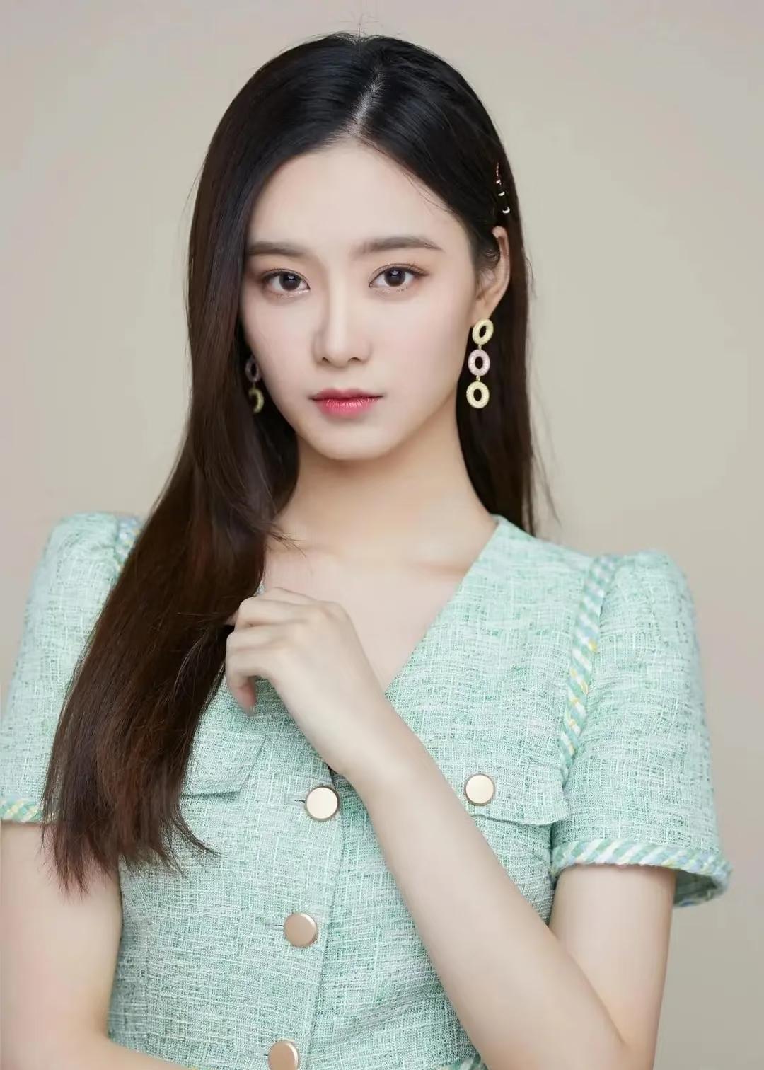 要说徐艺洋，她那个劲儿挺有意思的。
大家都说她是典型的“嘴硬心软”。
别人结婚都