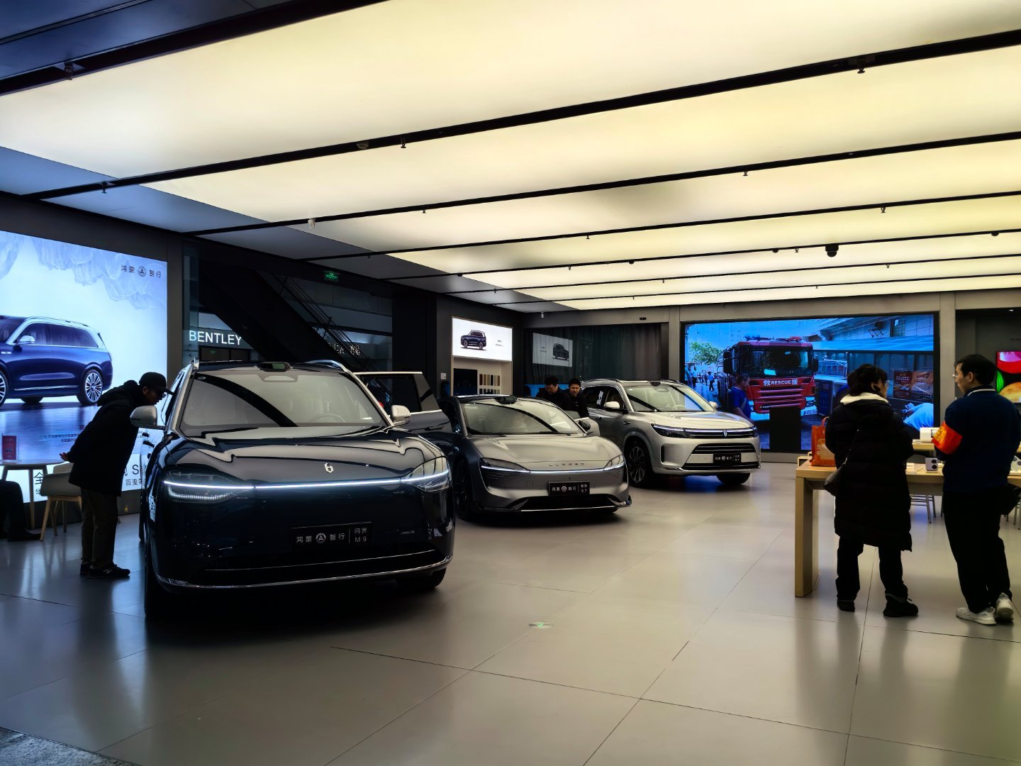 在华为的线下店，总算看到“问界、智界”三台车都同时摆在一起同框状态了。我在一边观