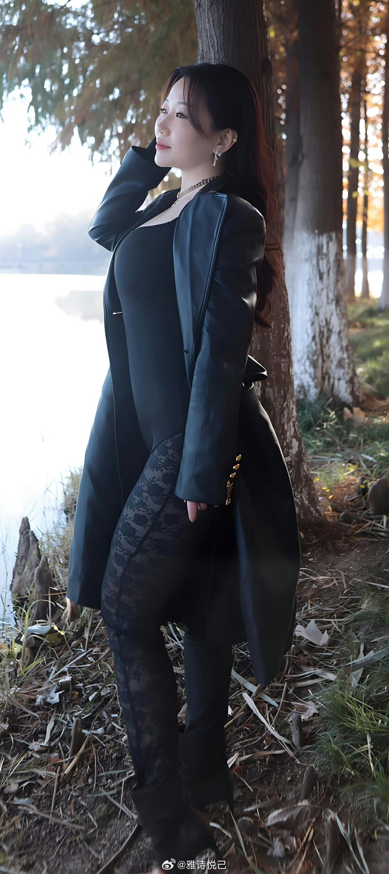 这个造型真的很亮眼，皮风衣穿起来又飒又美，一举一动都特别有魅力！