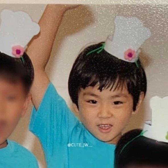 梁祯元  😭你是说在幼儿园被孤立的时候只有这么豆丁点大吗🤏🏻 