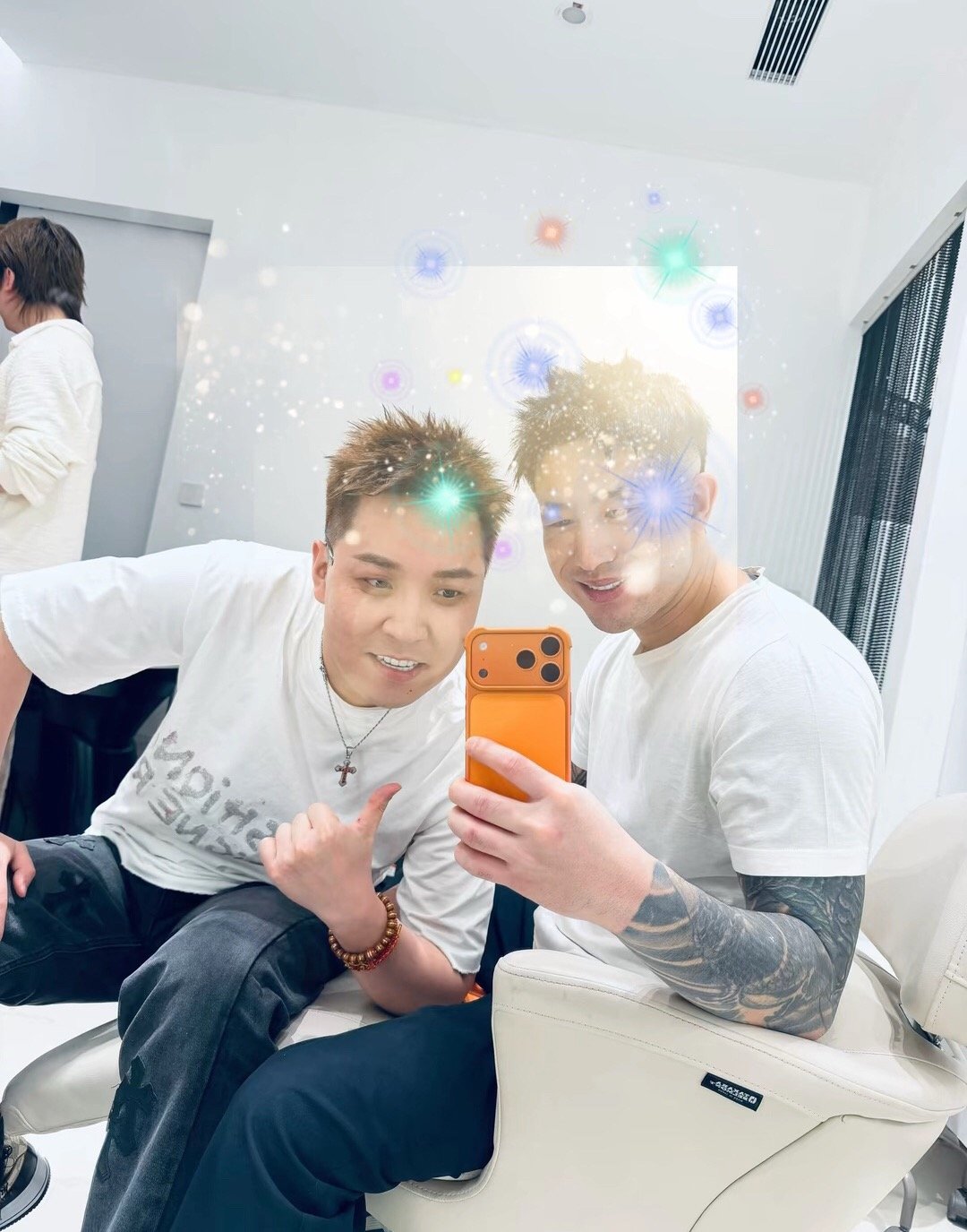 王小国和仙洋合影。 