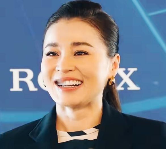 苏提达参加帆船比赛，曾经获奖时的场景！
苏提达看来在帆船项目上还是有一定水平！