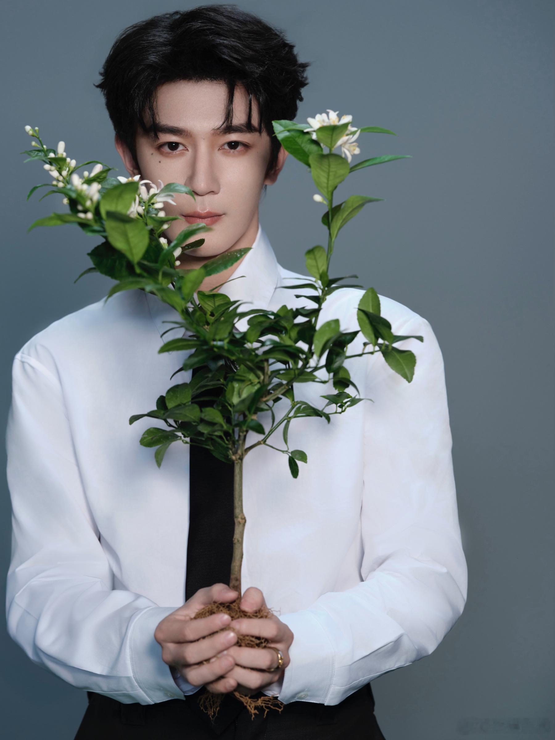 光暗共生，闲雅自矜。欢娱影视今日出席第十六届北京国际电影节 开幕式。 