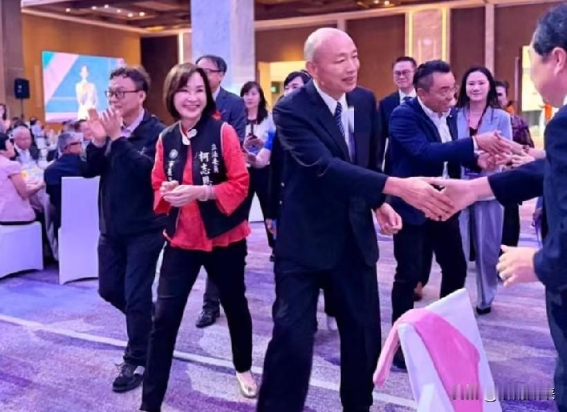 “韩流”再度刮起？韩国瑜现身高雄，蓝营这回大概率稳了。就在9月22日，韩国瑜现身