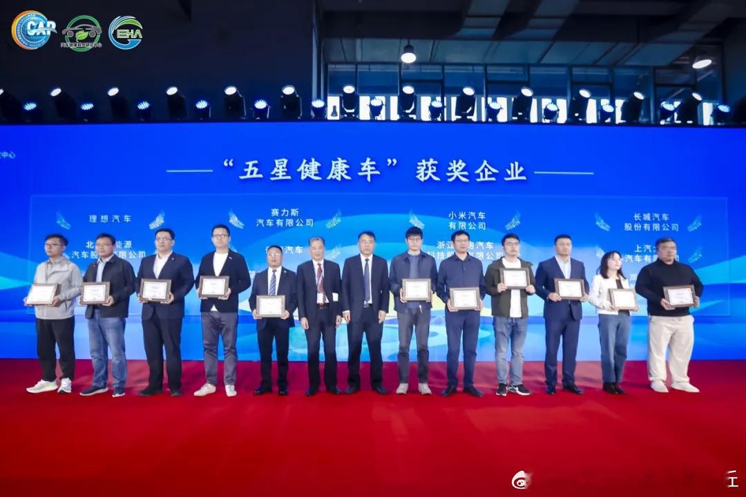 11月28日，“关注呼吸安全，护航健康出行”高峰论坛在广州保利世贸博览馆举行。钟