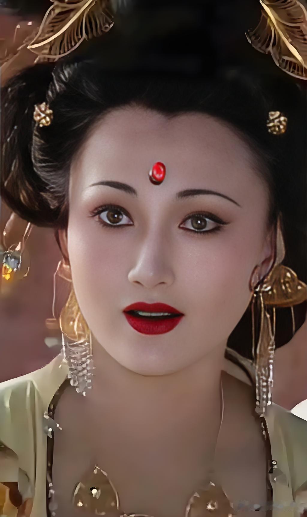 三位绝色美人同演杨贵妃，三种不一样的盛世美颜！林芳兵端庄大气、殷桃圆润娇媚、李丽