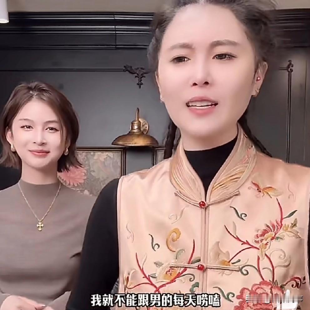 球球直播表示，结婚后不能与别人乱互动了，管的真严！

          球球直