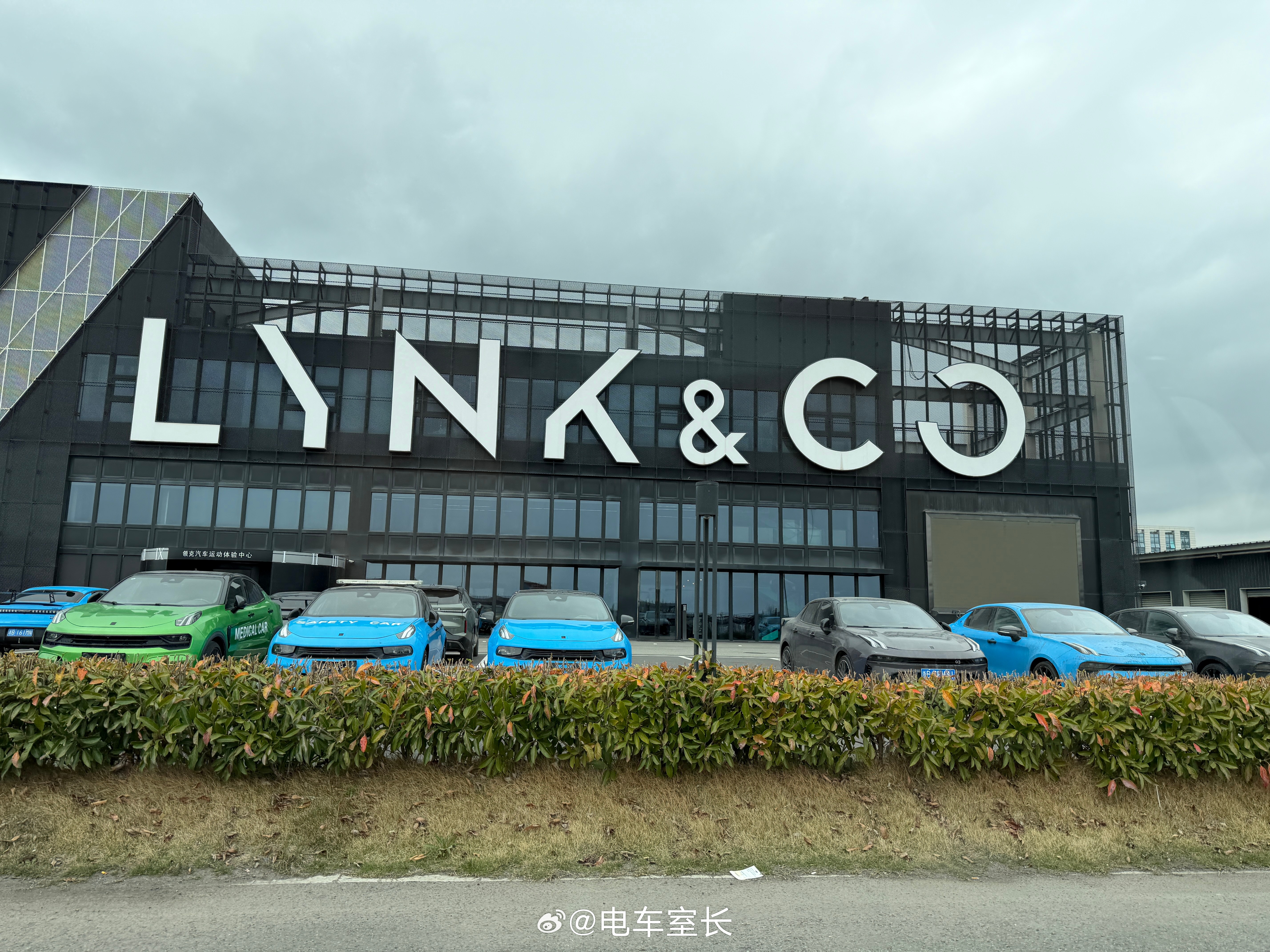 又回来宁波赛道了，在自己学赛照的地方还是有感情。昨天F1确实够刺激，梅奔肯定是最