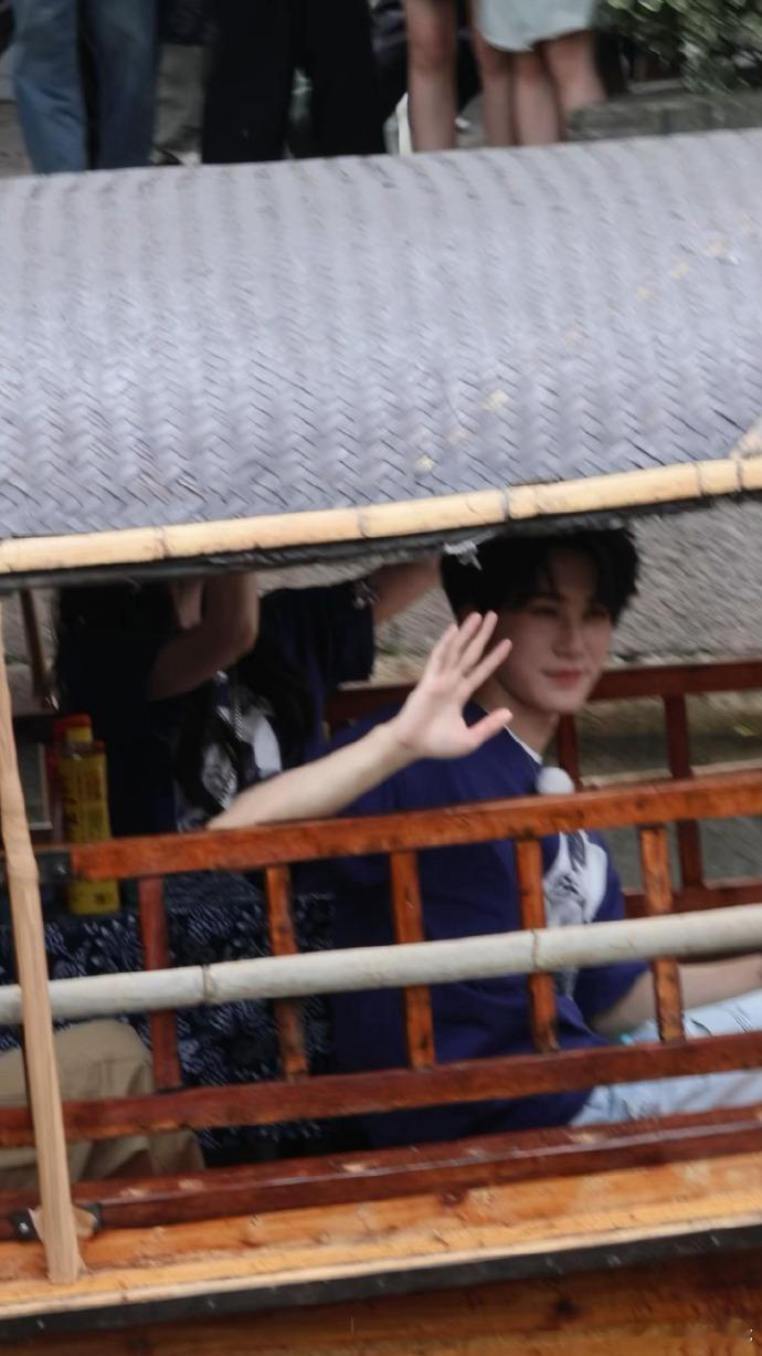 张真源跑男领舞张真源穿了个张真源在身上 领舞气场一点不输，动作干净又利落，可爱的