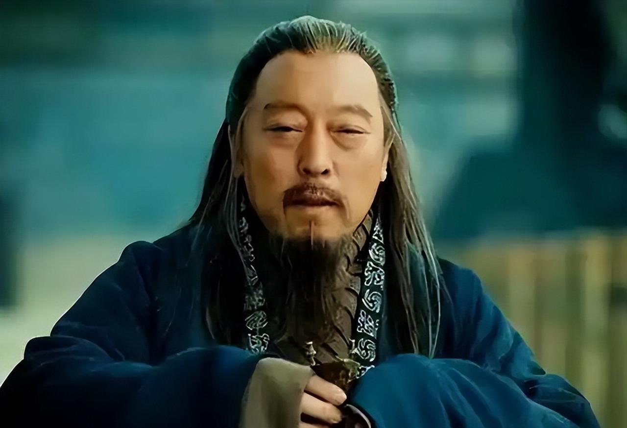 两军对阵，主帅被人送了一套女人的衣服。换作别人早拔剑拼命了。可这老头不仅没生气，