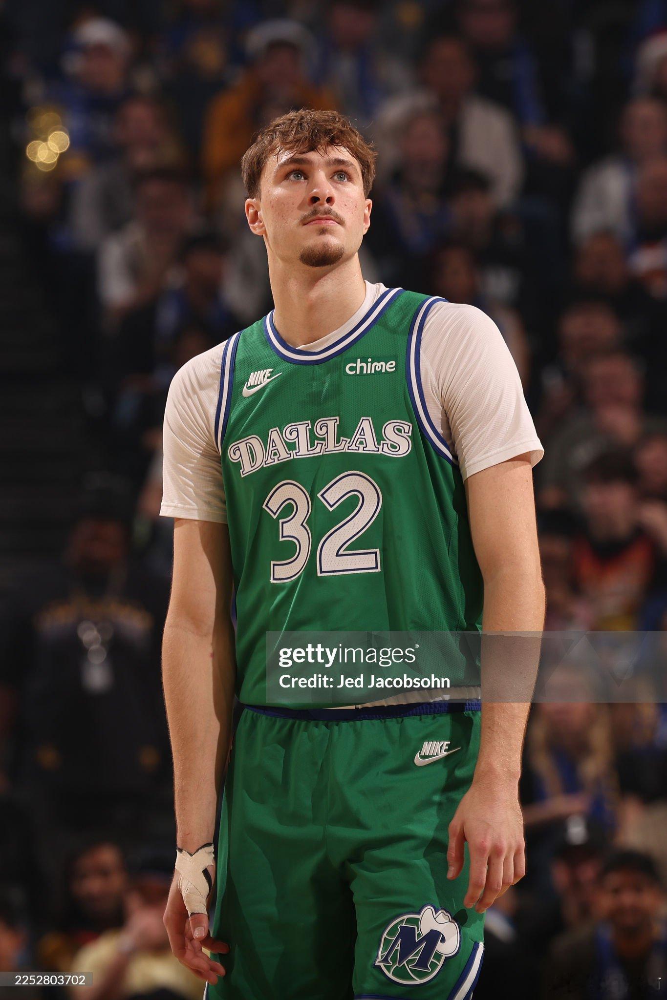 MFFL 弗拉格成为1970年以来，第一位在圣诞大战砍下“25+5+5”的新秀球