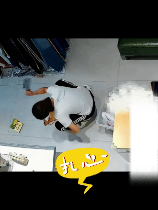 妈妈给儿子辅导作业，情绪直接崩溃，
气得拿刀把作业本砍碎…
这种心情大家都经历过