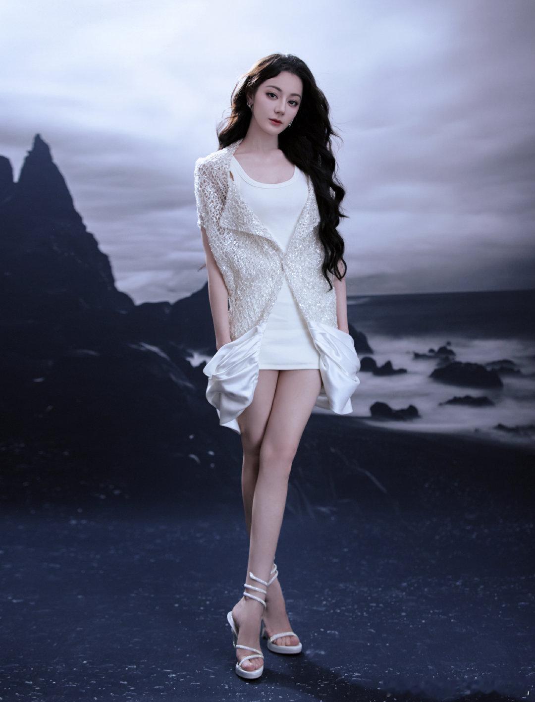 #迪丽热巴真人洋娃娃#迪丽热巴就是一个真人洋娃娃嘛[爱慕]长长的卷发精致的脸蛋，