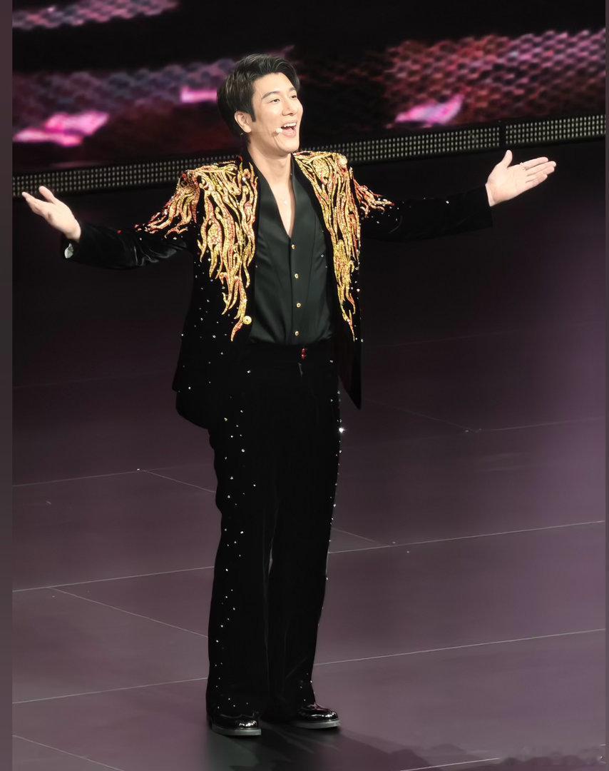 见到王力宏啦 还是一如既往的帅 全场嗨爆了