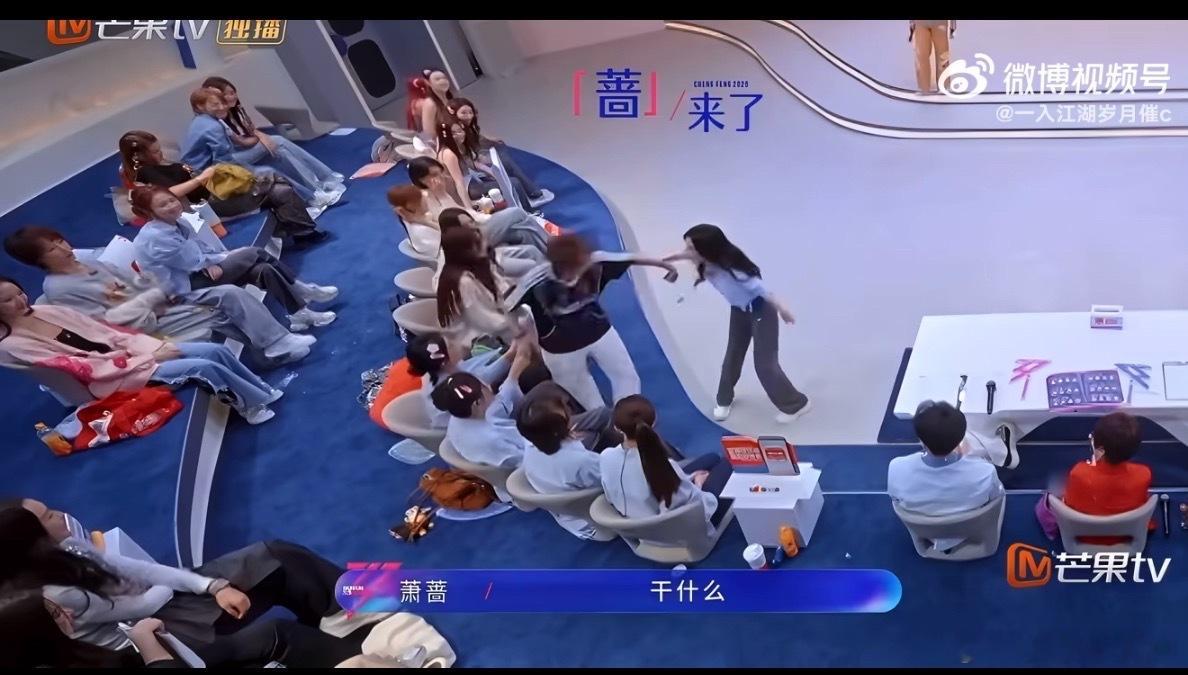 一公直播彩排里，孙怡因为练得太投入，外加眼神不好，竟直接把裤子穿反了。事后孙怡本
