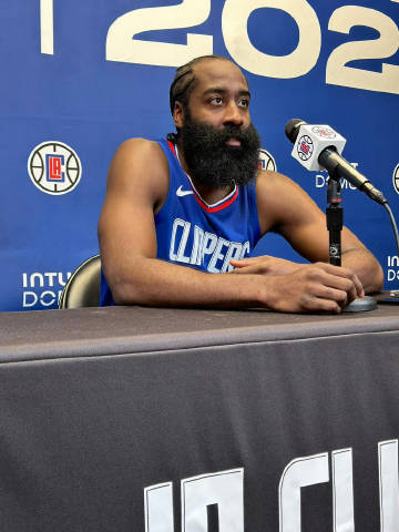 #哈登加盟快船发布会##NBA你我皆主角# 哈登参加加盟快船的新闻发布会，谈到了