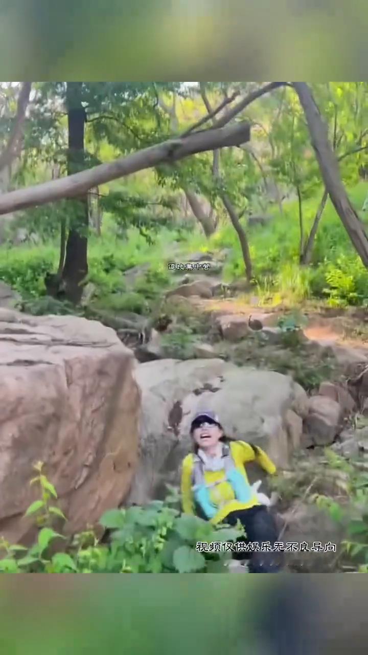 盘点憨憨女生的倒霉瞬间。
剪头发，看好了，没事吧？看我，看我的吧，你别笑。
欢迎
