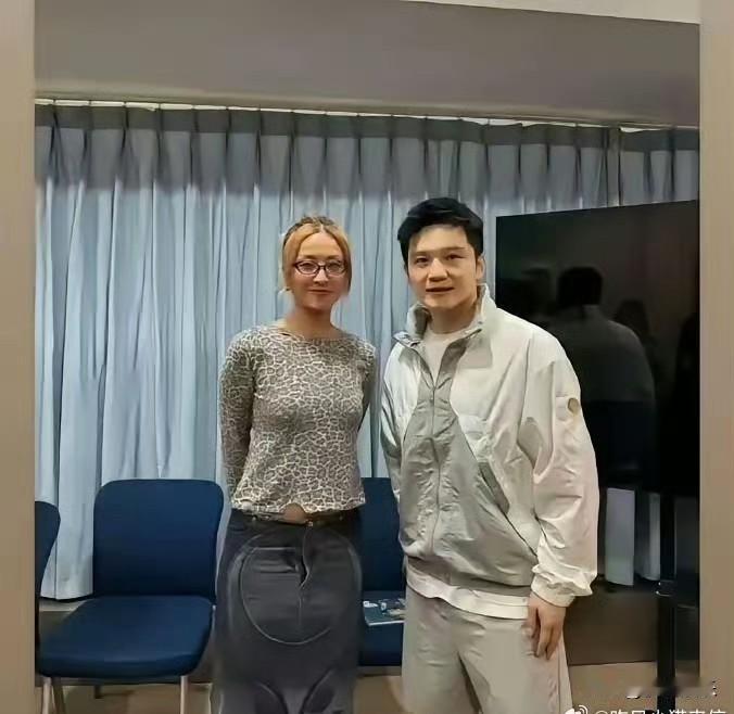 毫不夸张，这条裙子我看了三遍。至今我还怀疑她是不是穿反了。