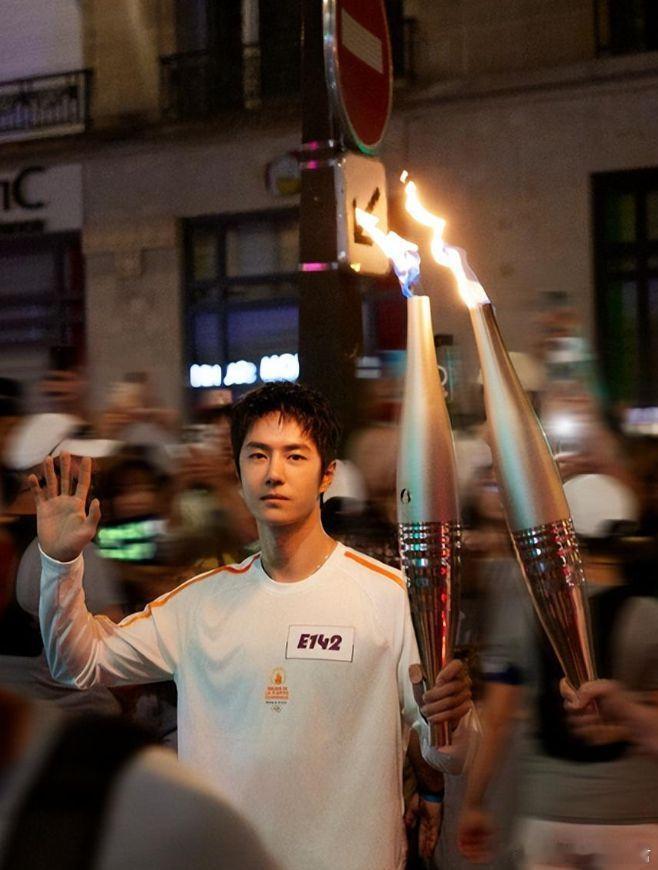 王一博巴黎传递奥运圣火,低头捡国旗那一刻,他值得无限荣光 ​​​