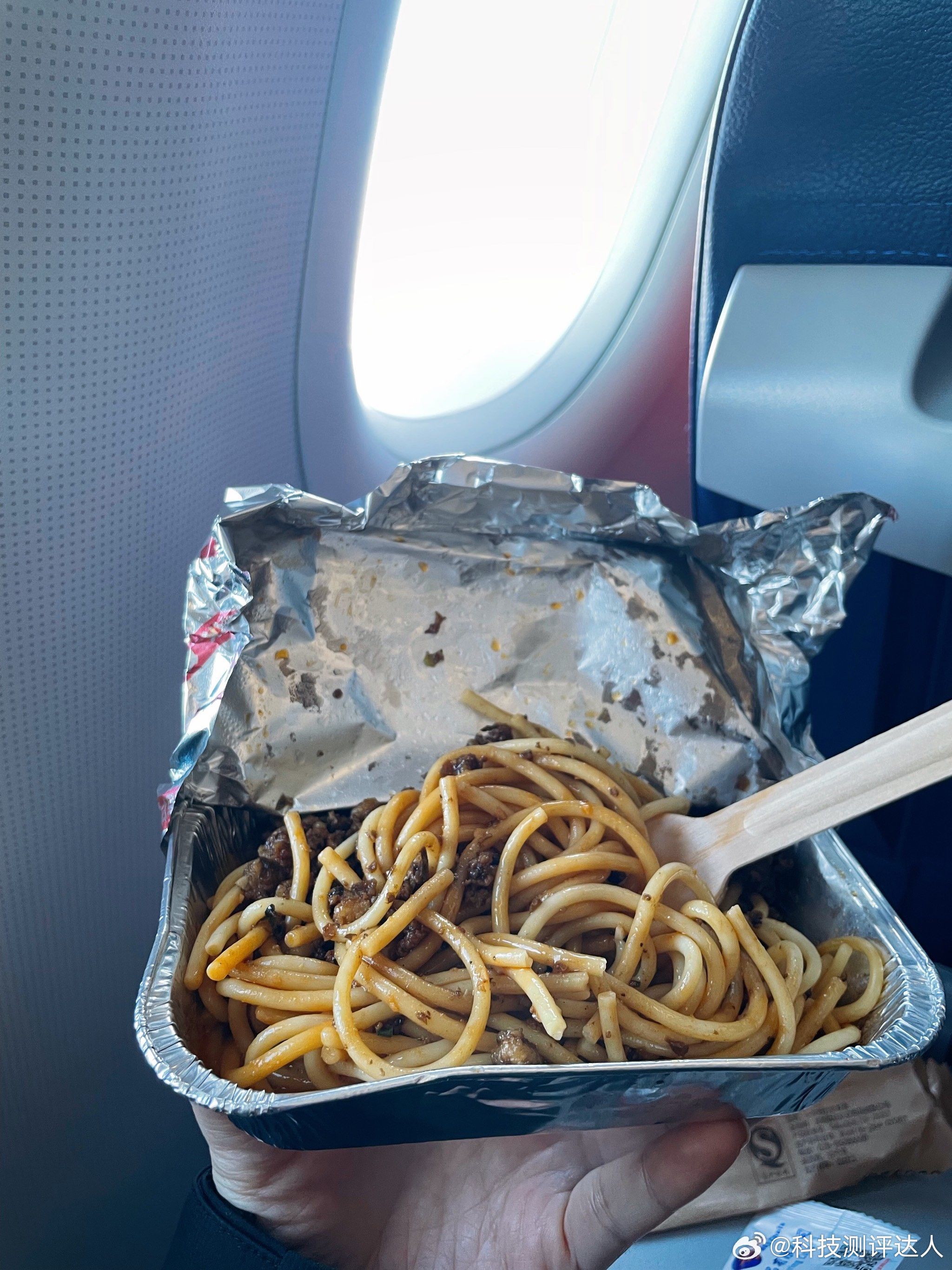 白鹿在飞机上都没有吃飞机餐不吃也正常，飞机餐应该是我这辈子吃过最难吃的东西，除了