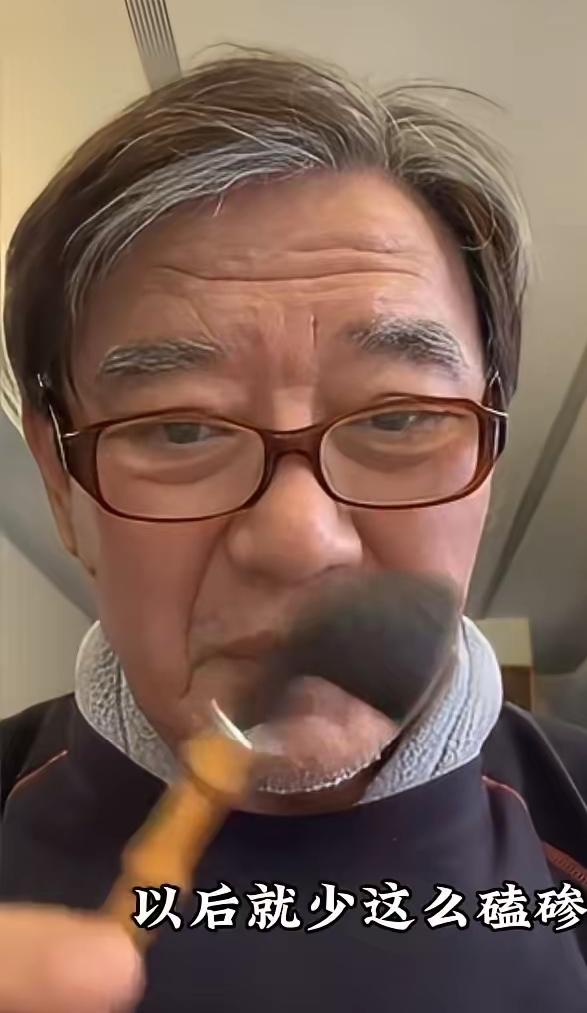 李立群炫耀他儿子给他在纽约买的烟斗，这烟斗我怎么看着不管哪买的，肯定made i