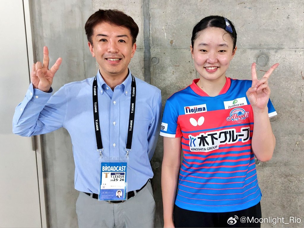 解说员山崎雄树与木下神奈川俱乐部张本美和、朱雨玲合影📸️ ​​​