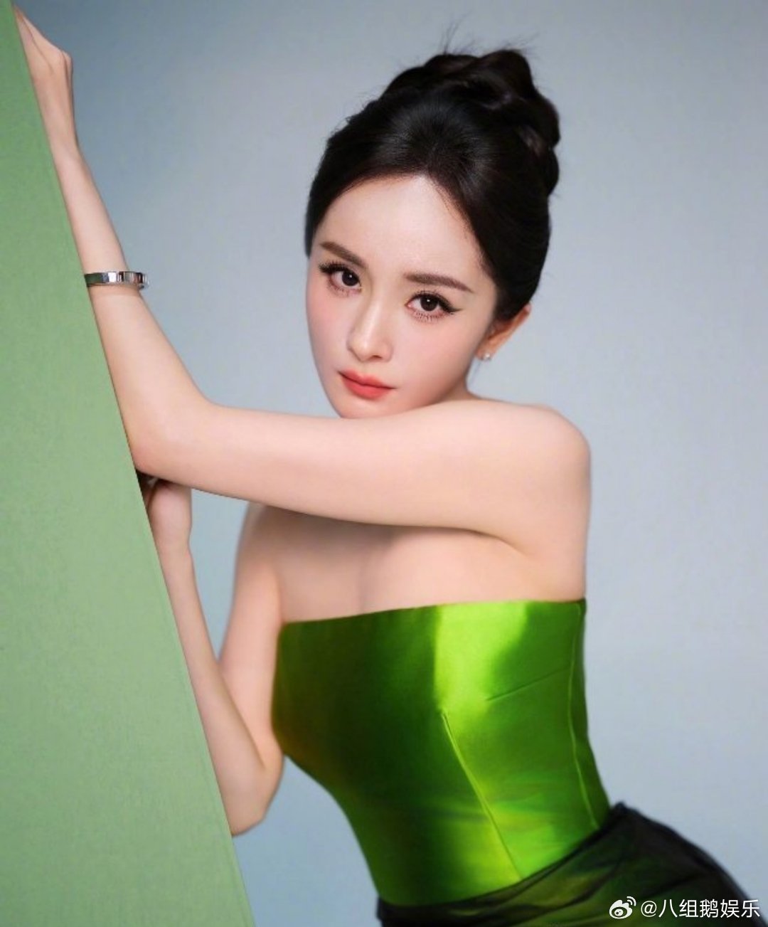 杨幂 绿瓷美人第31届上海电视节白玉兰红毯，杨幂身着Prada专属定制翠绿色缎面