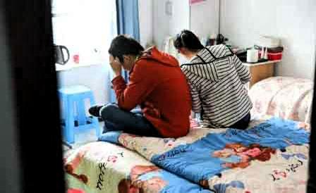 婚姻的感悟：
牵手时眼里的光，
总让我们笃定能和身边人相守一生一世。
直到婚后落